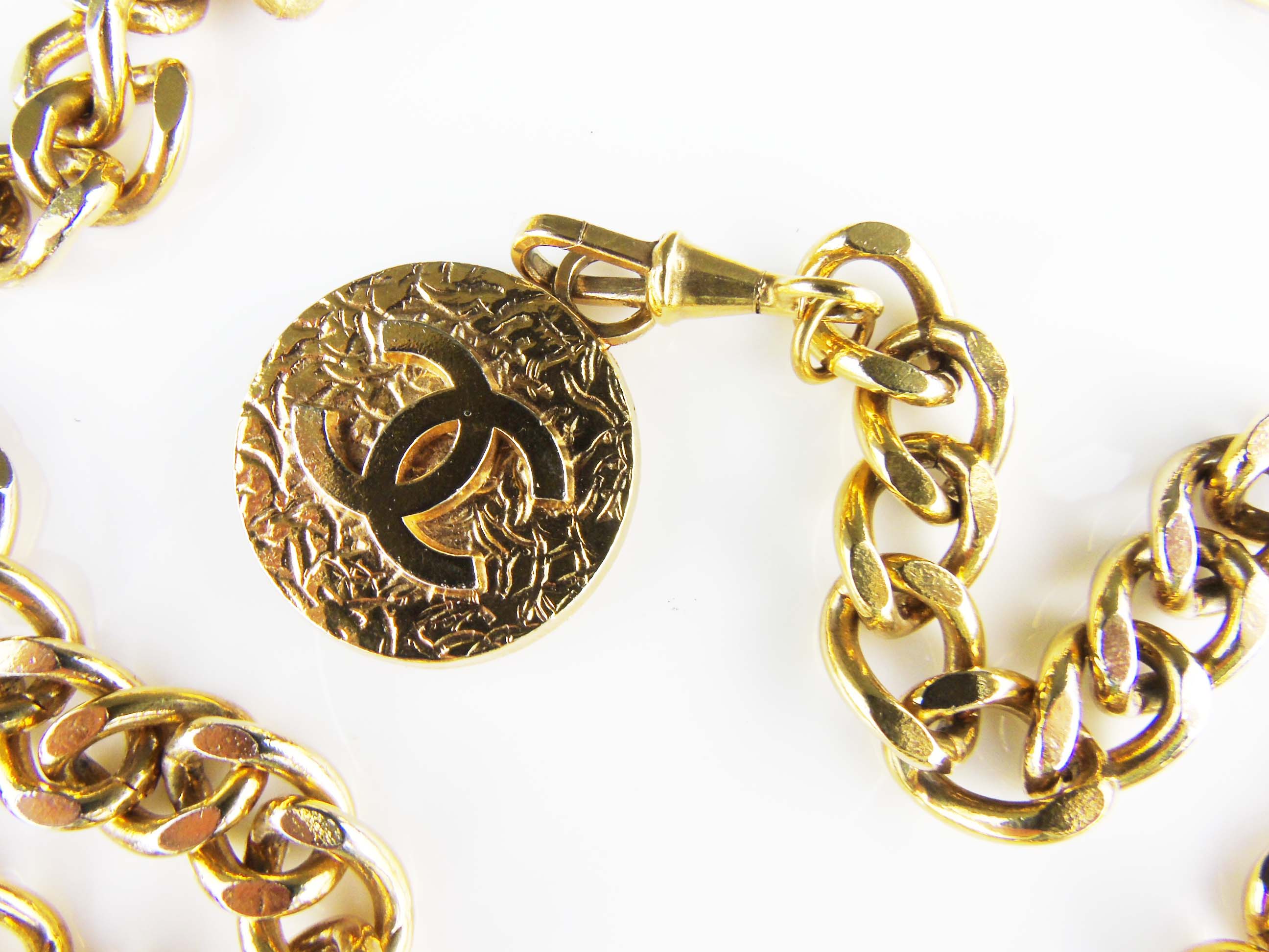 chanel vintage chain belt medallion gold