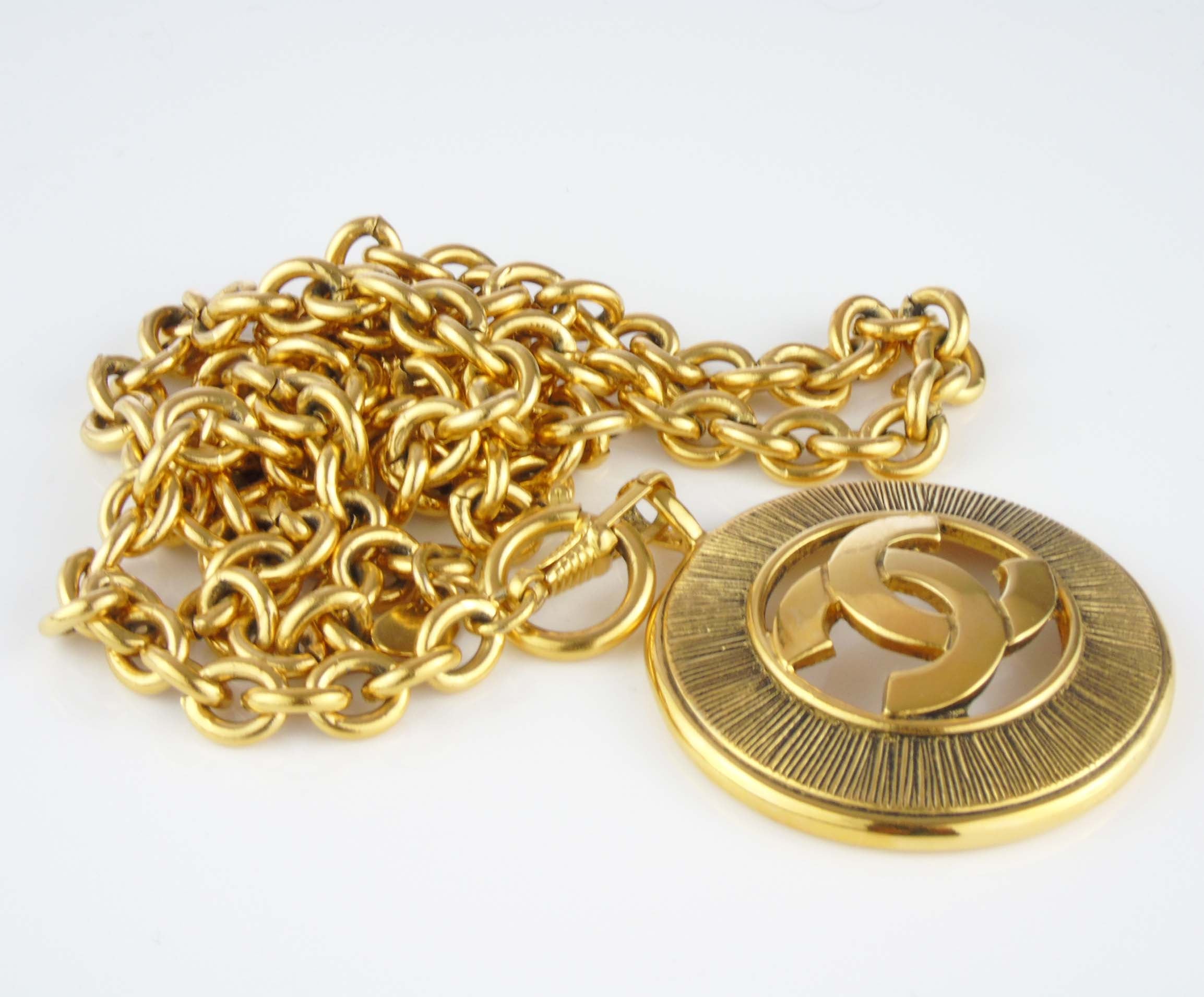 chanel large vintage gold-plated pendant necklace round