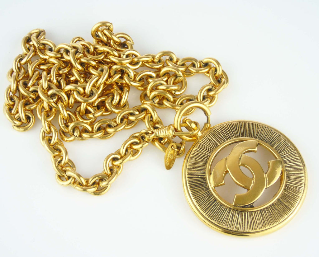 chanel large vintage gold-plated pendant necklace round