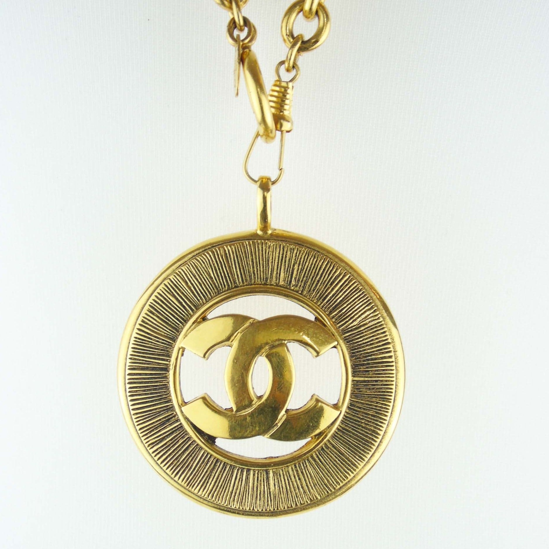 chanel large vintage gold-plated pendant necklace round