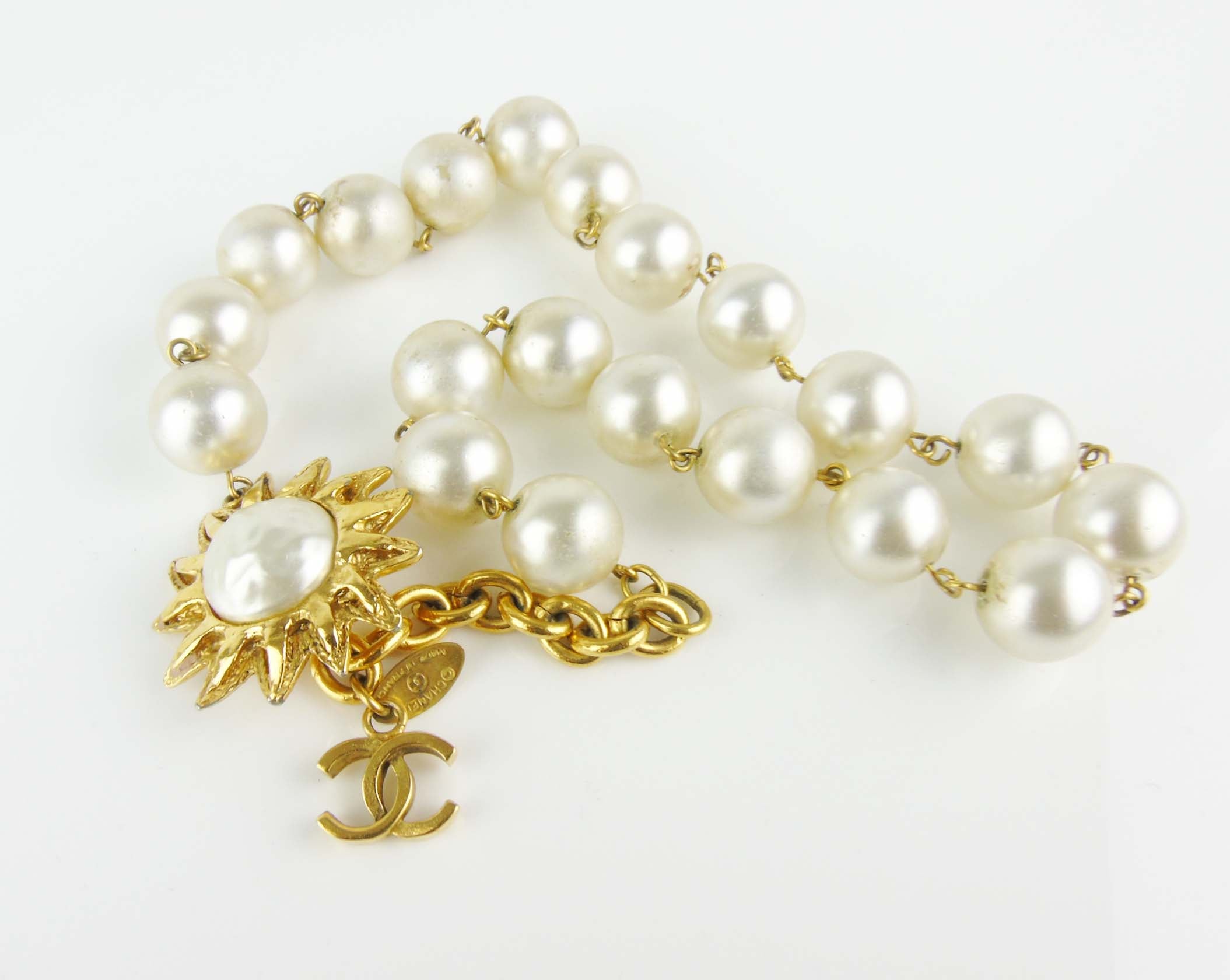 CHANEL Pearl Choker with gold-plated Sun Clasp - vintage