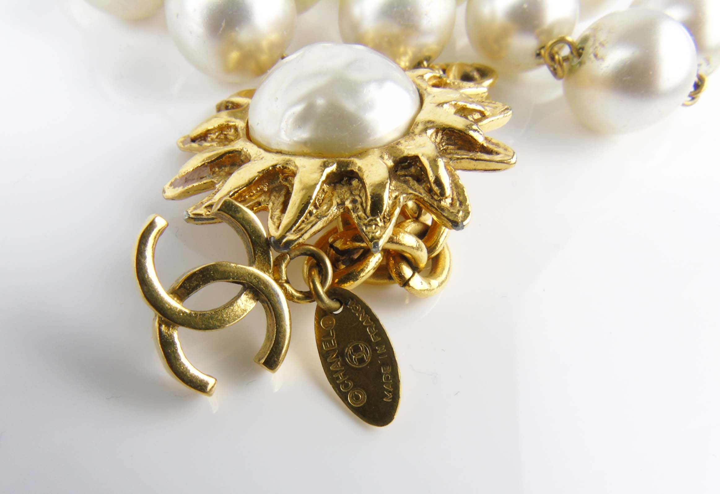 CHANEL Pearl Choker with gold-plated Sun Clasp - vintage