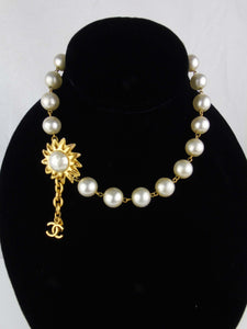 CHANEL Pearl Choker with gold-plated Sun Clasp - vintage