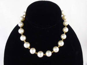 CHANEL Pearl Choker with gold-plated Sun Clasp - vintage