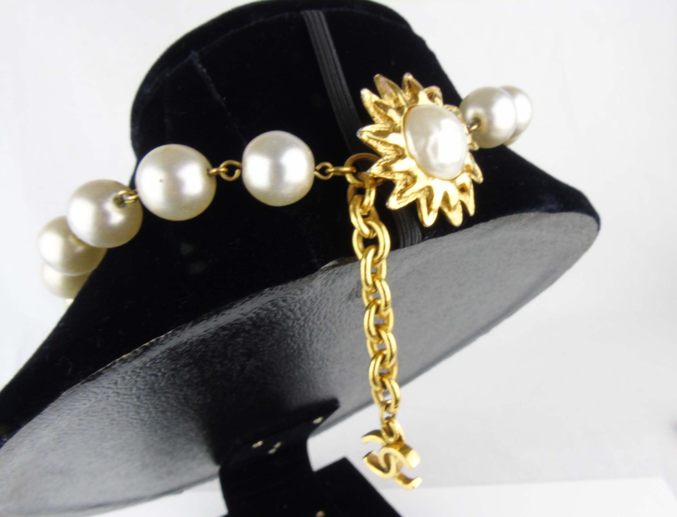 CHANEL Pearl Choker with gold-plated Sun Clasp - vintage