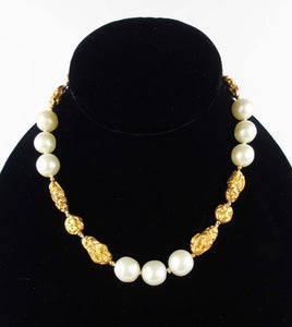 CHANEL Pearl Choker with gold-plated nuggets - vintage