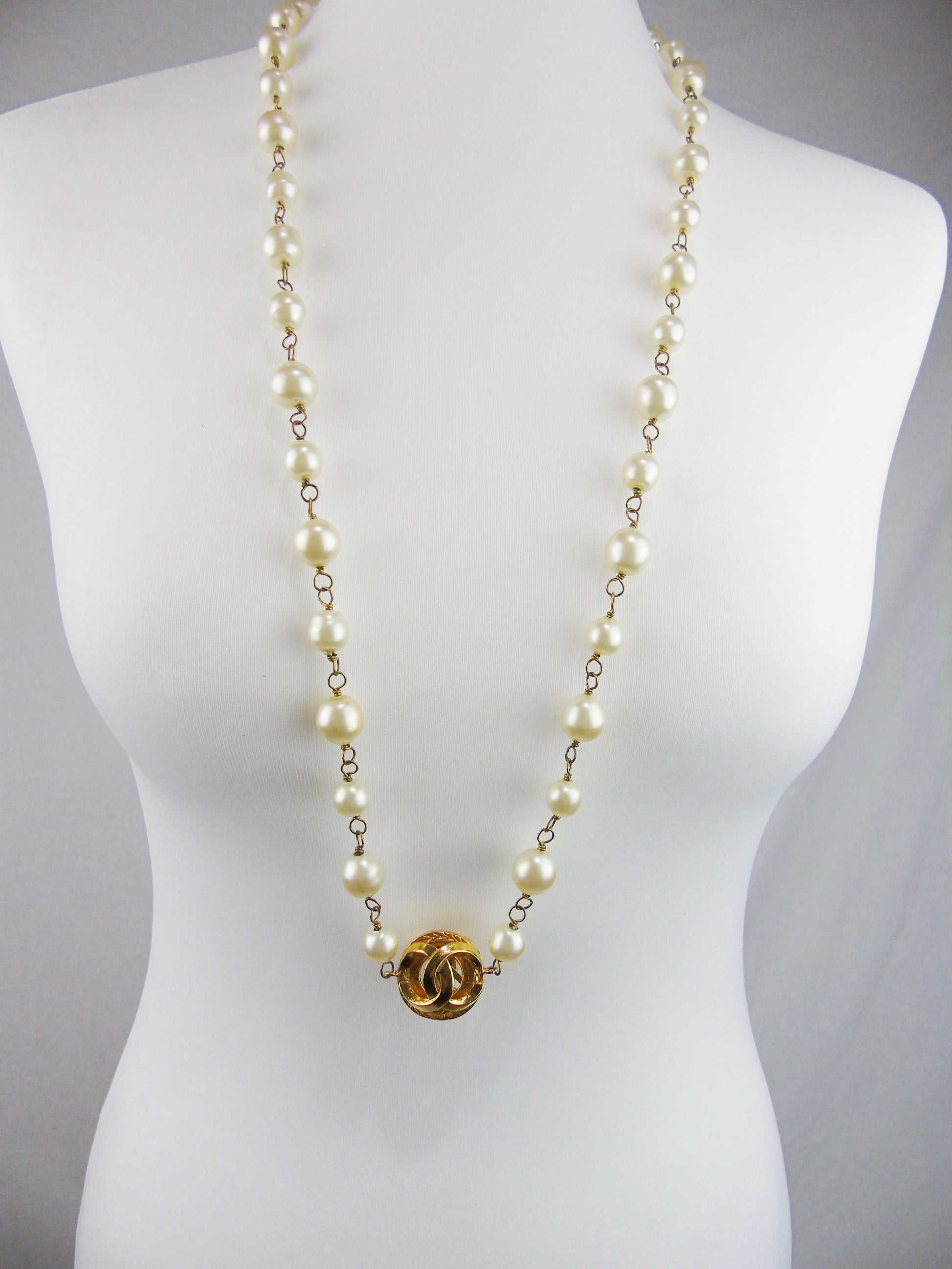 CHANEL Long Pearl Necklace with CC logos - vintage