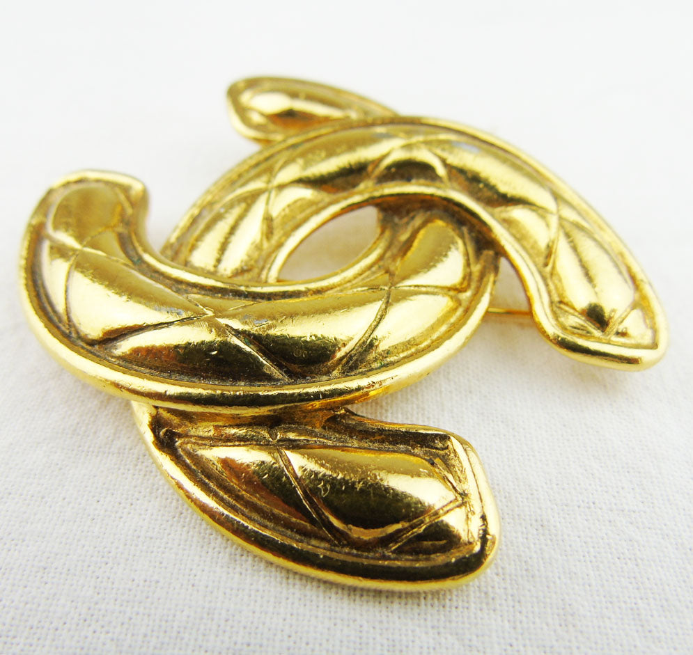 CHANEL Gold plated large CC brooch - vintage